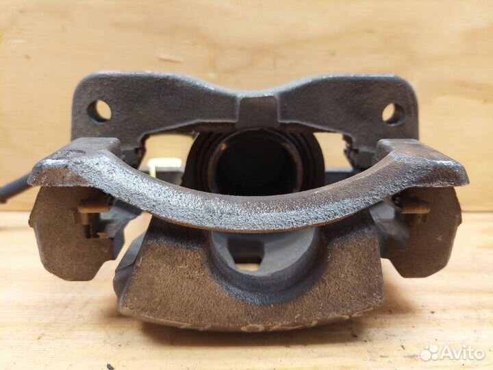 Суппорт передний левый Toyota Vitz SCP90 2szfe