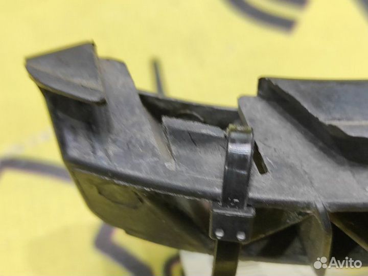 Крепление бампера заднее левое Toyota Corolla