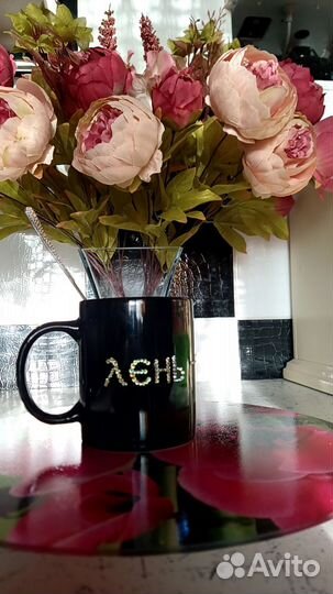 Кружка с надписью стразами