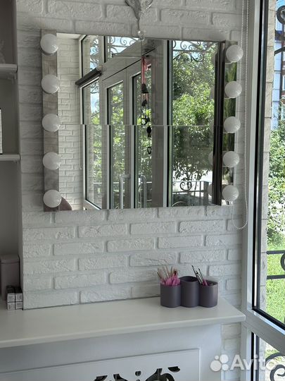 Гримерное зеркало с лампочками