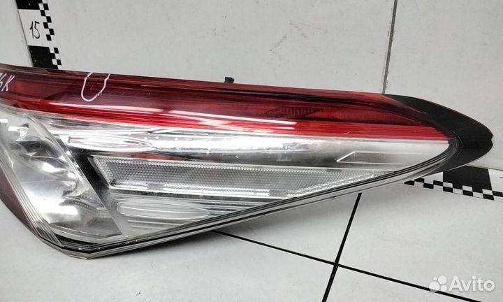 Фонарь правый наружный Toyota Camry V70 LED