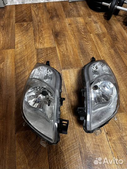 Продам фары новые на toyota vitz 2009г