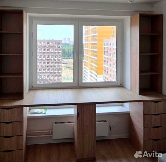 Рабочая зона в углу у окна