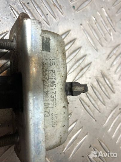 Ограничитель двери Chevrolet Cruze 2011 13255727