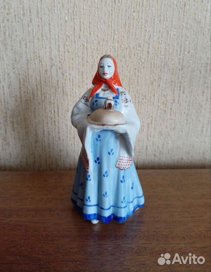 Фарфоровая статуэтка 