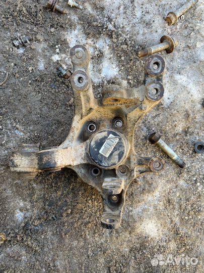 Кулак задний левый Kia Sportage 3 2WD