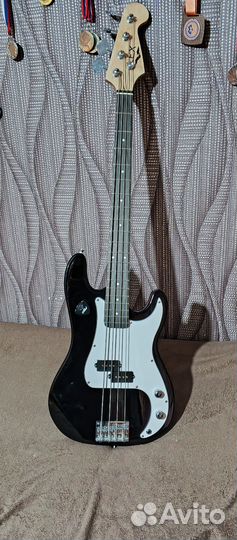 Полноразмерная четырех струнная басс гитара