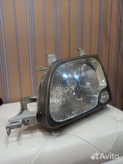 Левая фара Toyota Town Ace Noah