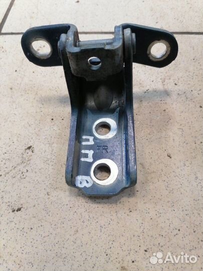 Петля двери передняя правая Hyundai Santa Fe 4