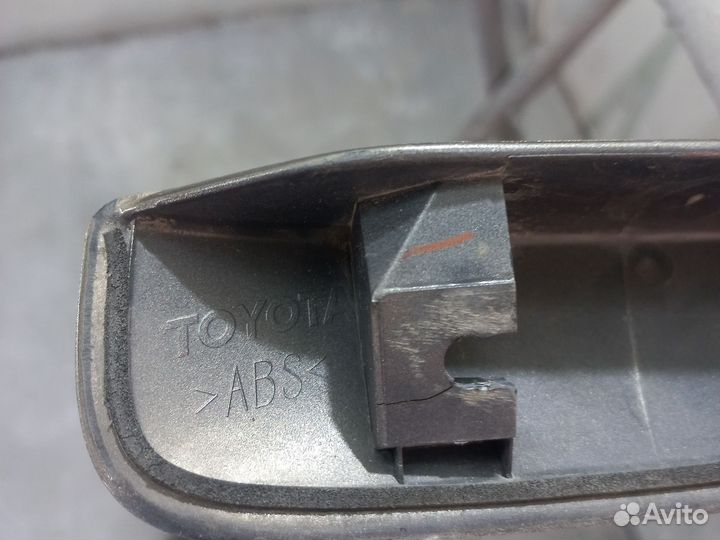 Молдинг багажника Toyota Avensis
