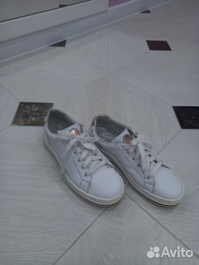 Кроссовки женские 37 размер