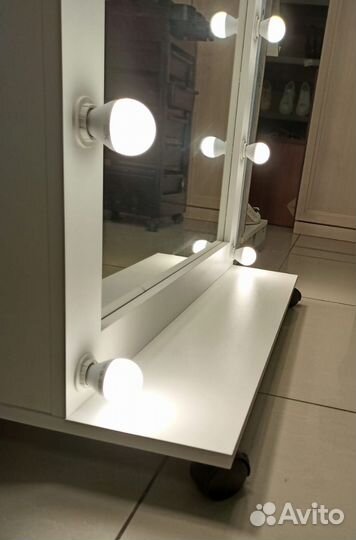 Гримерное зеркало с лампочками