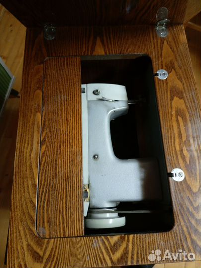 Швейная машинка Чайка 142М