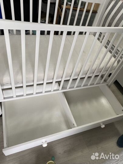 Детская кроватка с маятником