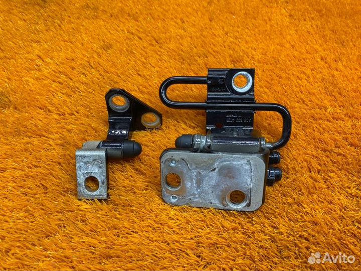 Петля двери задняя правая Volkswagen Passat B7