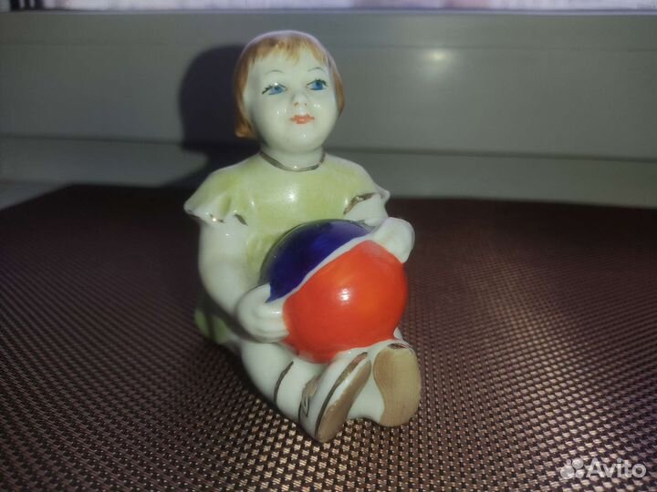 Статуэтка Девочка с мячом Старый Киев