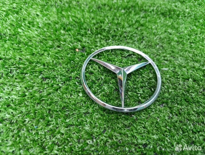 Эмблемa крышки багажника Mercedes-Benz Viano W639