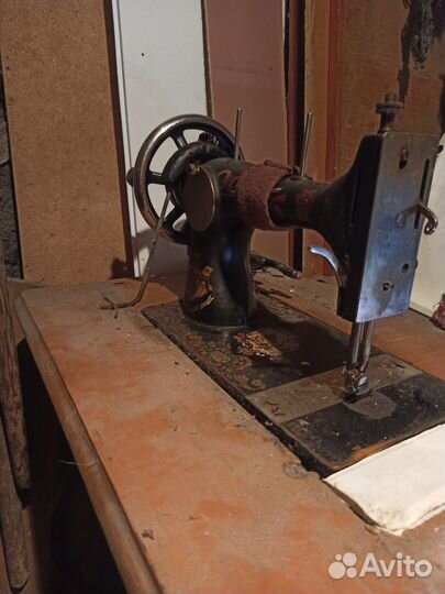 Антикварная швейная машинка ножная