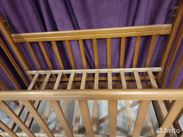 Кроватка детская с маятником и ящиком