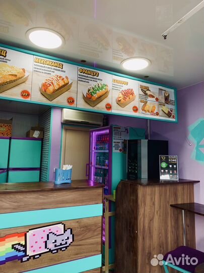 Продавец в кафе