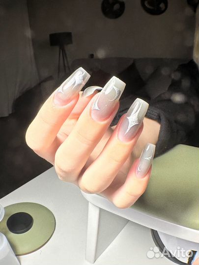 Модель на маникюр