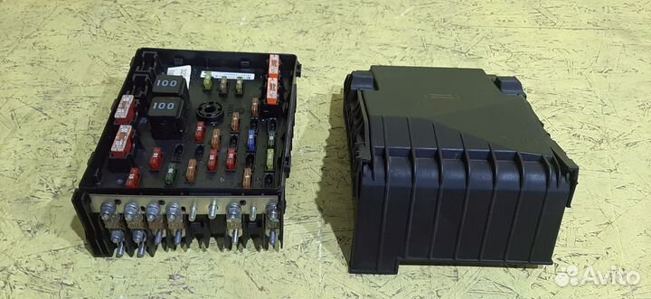 Блок предохранителей подкапотный VW Passat B6