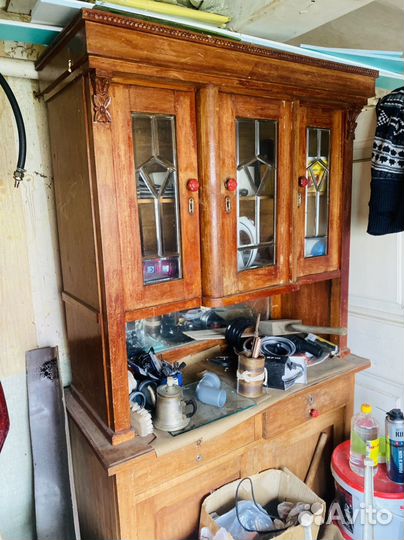 Старинный антикварный шкаф буфет