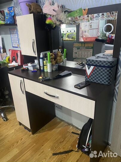 Туалетный столик с зеркалом