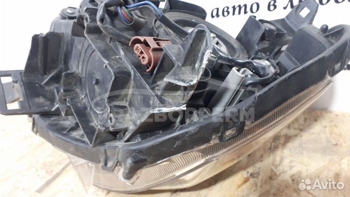 Фара правая Mitsubishi Outlander