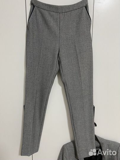 Брючный костюм с пиджаком женский серый