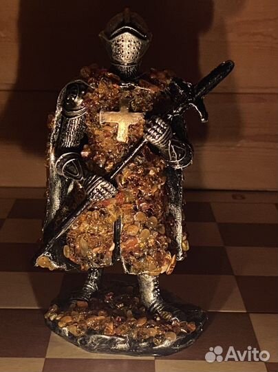 Настольная фигурка в янтаре