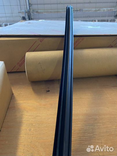 Уплотнитель стекла двери Toyota Avensis