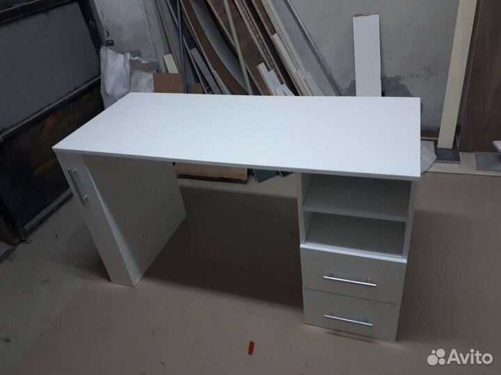 Маникюрный стол