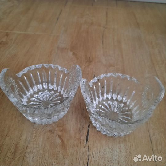 Вазочки, нож, стаканы, пармезанница