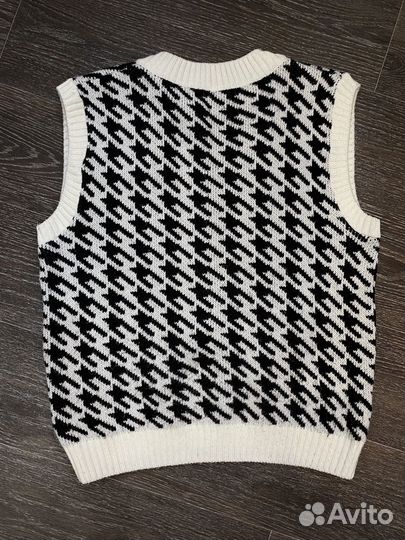 Жилетка женская бежевая и черно-белая