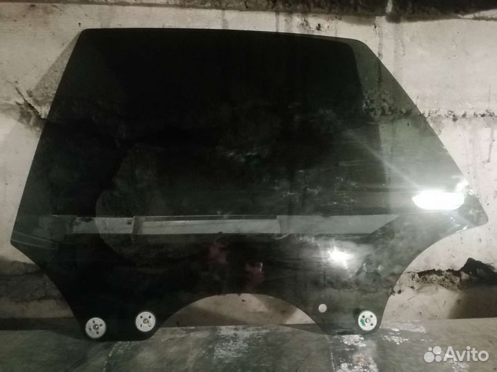 Стекло задней левой двери
