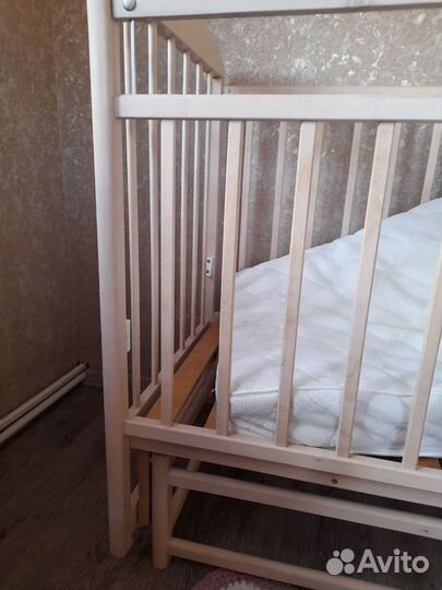 Детская кроватка с маятником и матрасом новые