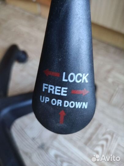 Компьютерное кресло и кухонный (садовый) стол