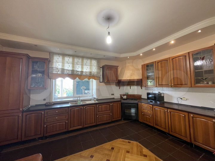 Дом 545 м² на участке 12 сот.