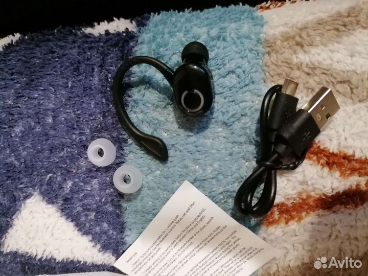 Новая блютуз гарнитура, правое ухо