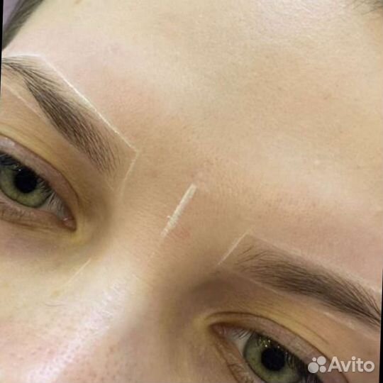 Модель на брови