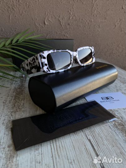 Очки и коробка balenciaga