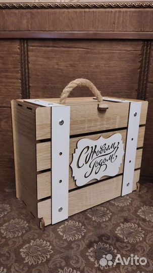 Новогодний подарочный ящик