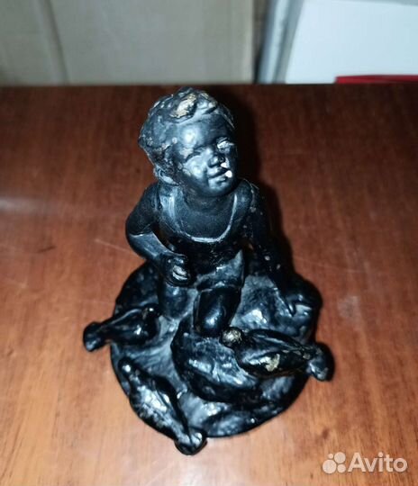 Мальчик с голубями. Чугунная статуэтка