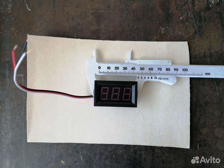 Цифровой вольтметр зеленый