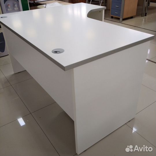 Эргономичный стол с тумбой