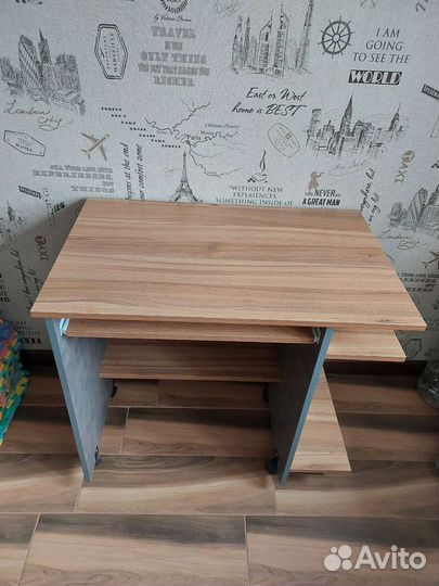 Продам компьютерный стол состояние нового