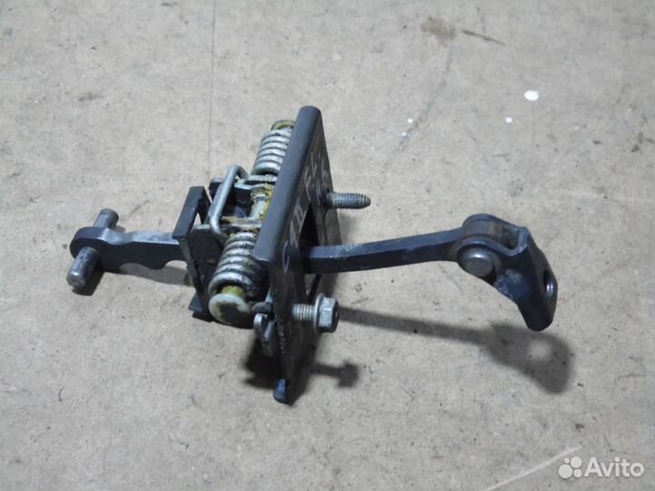 Ограничитель двери передний левый Ситроен С4