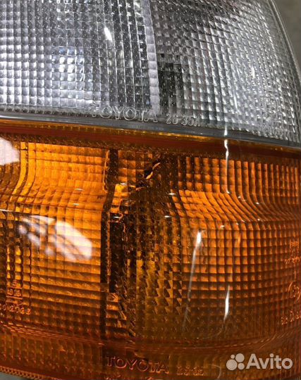 Фонарь указателя поворота RH Toyota Hiace H100