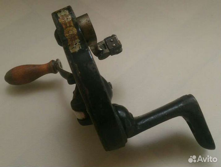 Швейная машина с тумбой